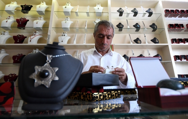 "Siyah inci" ustasının ellerinde şekilleniyor